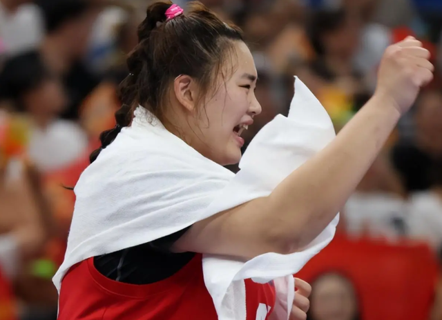 正式官宣！中国篮坛顶级中锋完成转会，离开北京首钢，加盟上海