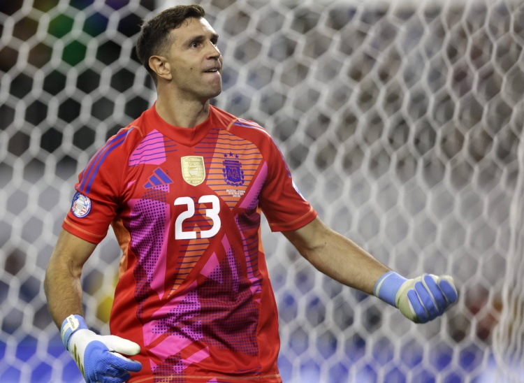 罗马诺：国米并没有商谈引进大马丁，球员也无意冬窗离开维拉